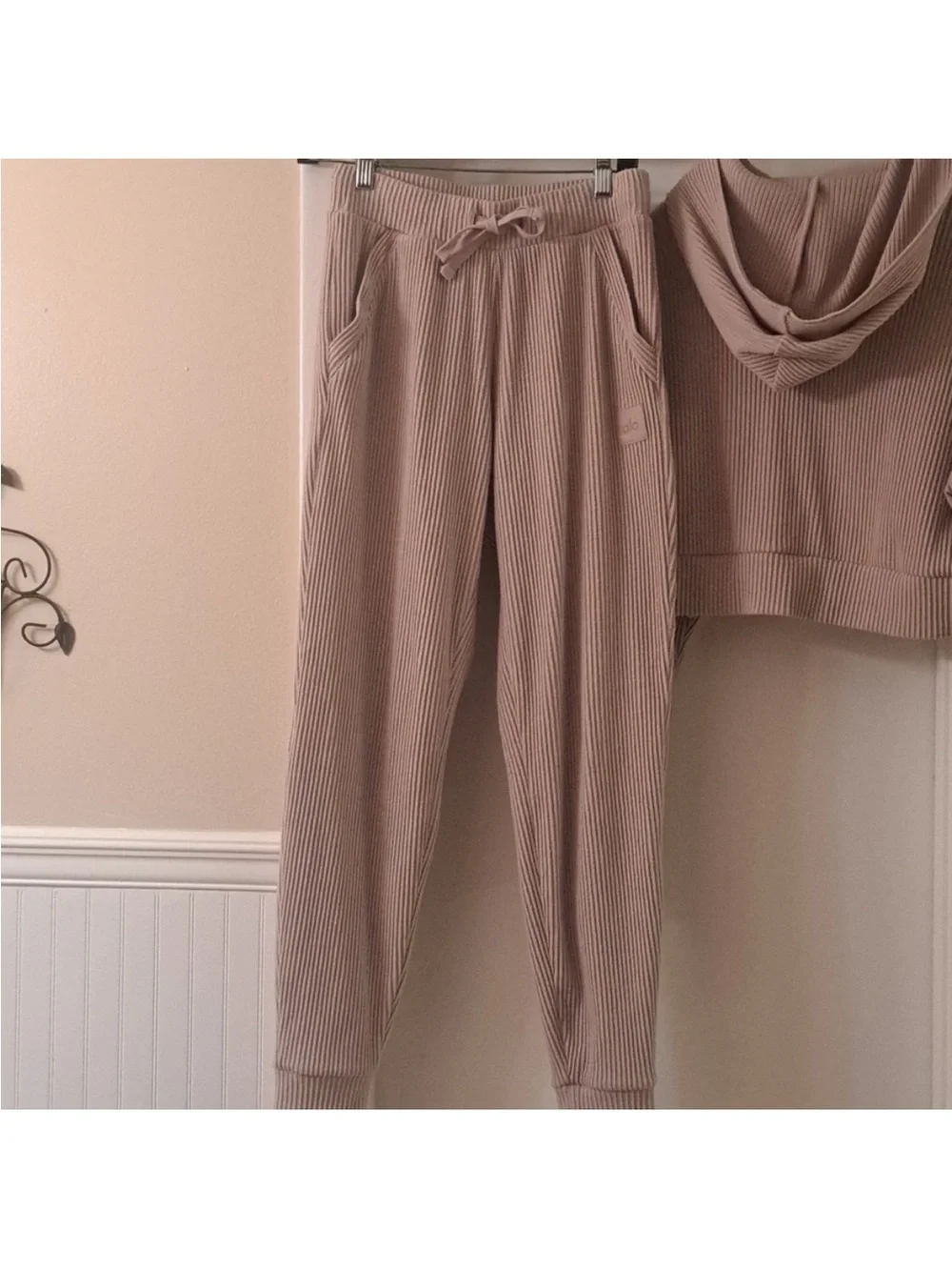 ALO Yoga Ribbed Lounge Top in Light Taupe